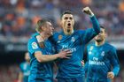 Real vyhrál ve Valencii a přiblížil se jí v tabulce. Ronaldo přispěl dvěma góly z penalt