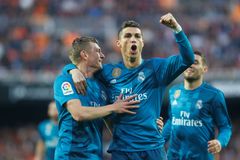 Real vyhrál ve Valencii a přiblížil se jí v tabulce. Ronaldo přispěl dvěma góly z penalt