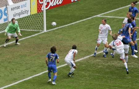 Česko - Itálie: Materazzi dává gól