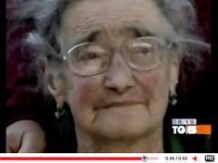 Hrdinkou Itálie je tato drobná žena: už 98 let stará Maria D´Antuonová. Když se v pondělí země otřásla, ležela ve své posteli a spala. Pod sutinami strávila 30 hodin, než ji záchranáři ve středu našli - a bez vážnějších zranění, jen unavenou, hladovou a dehydrovanou - vyprostili.