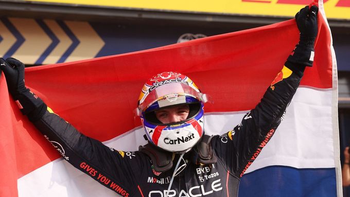 Max Verstappen z Red Bullu slaví triumf ve Velké ceně Nizozemska F1 2022