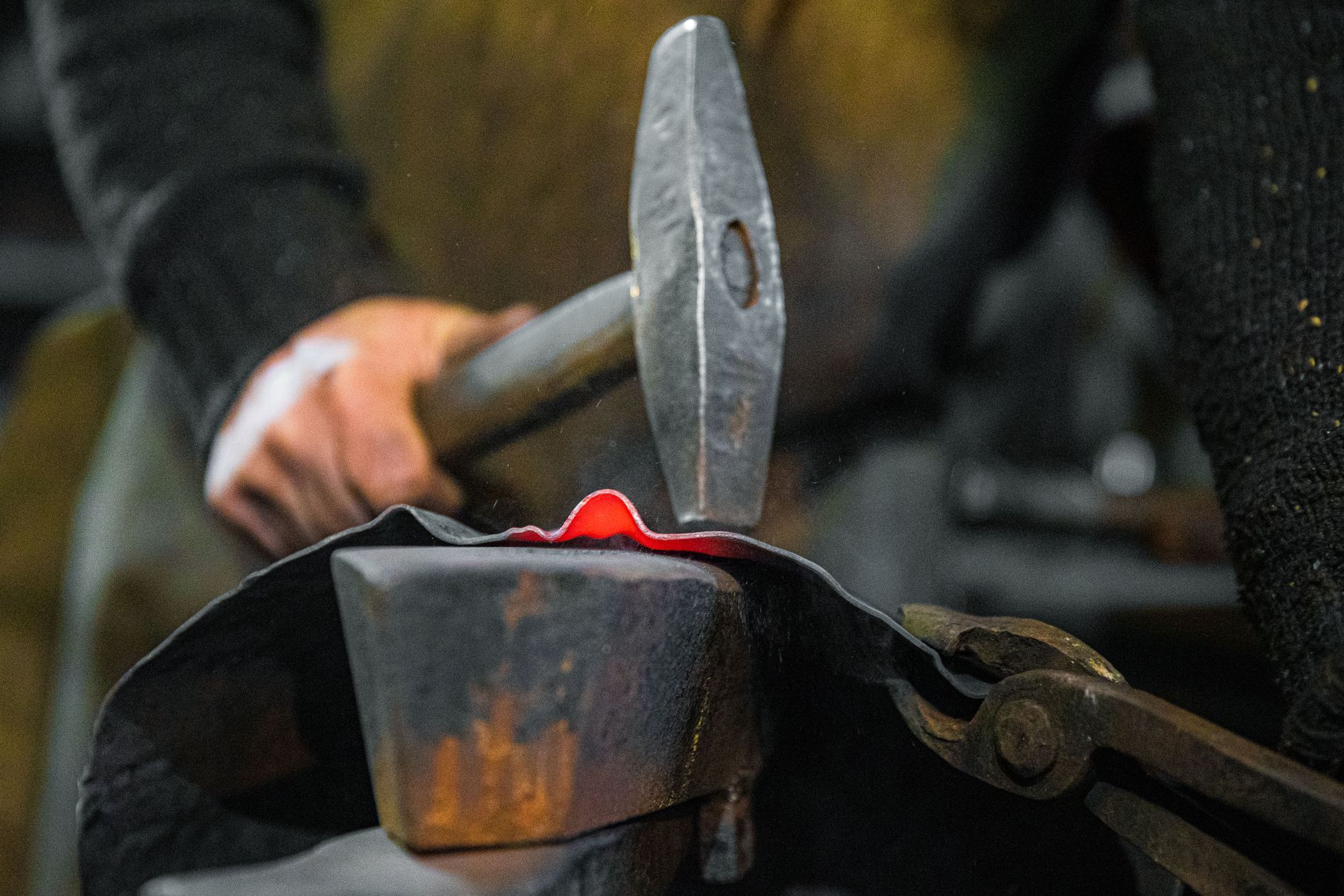 Kovář, platnéř Petr Brožek, výroba plátové zbroje a helmy