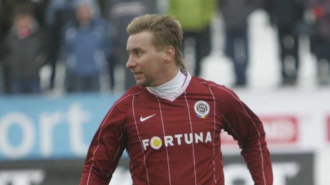 Horst Siegl v dresu Sparty v zimním derby.