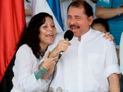 Prezident Daniel Ortega po boku své manželky zpívá během nedělních oslav.