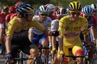 Tour de France 2020: Primož Roglič (vlevo) a Tadej Pogačar v konverzaci během poslední etapy
