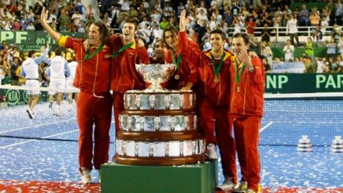 Tenisté Španělska slaví v Argentině zisk Davisova poháru.