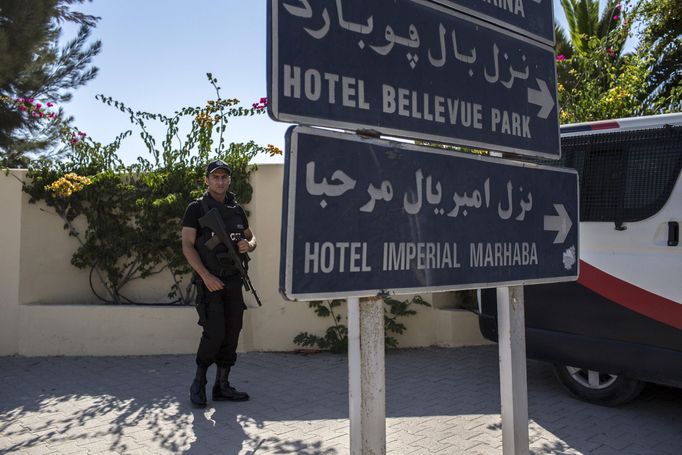 Tuniský policista drží hlídku poblíž hotelu Imperial Marhaba.