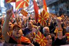 Budeme se muset učit albánsky? Tisíce Makedonců protestují proti albánským stranám ve vládě