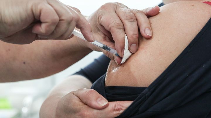 Očkování lidí nad 80 let sníží podle centra BISOP úmrtí na covid-19 o polovinu