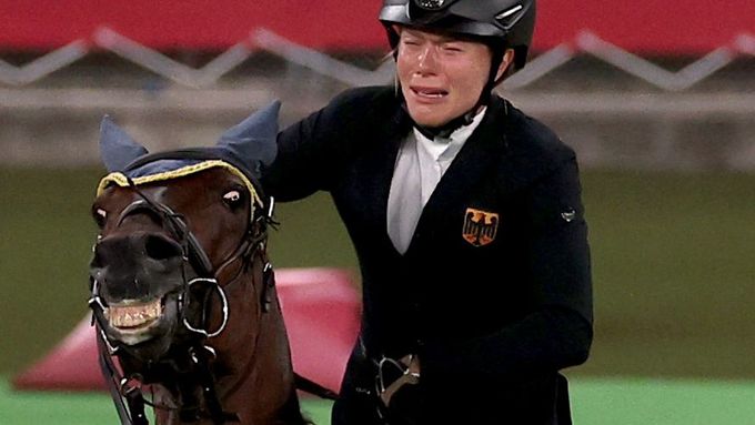 Annika Schleuová se svým koněm při osudném olympijském závodě