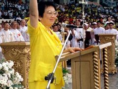 Smrt Ninoye Aquina katapultovala jeho ženu Corazon Aquinovou do čela sametové revoluce, která svrhla diktátora Marcose, a následně do prezidentského křesla
