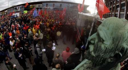 Zaměstnanci Opelu se účastní stávky v Ruesselsheimu