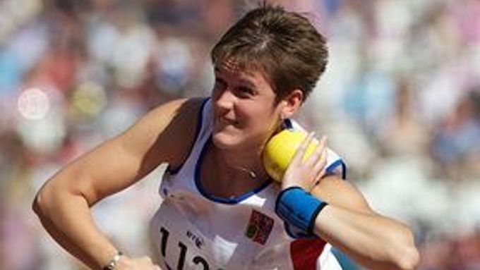 Eva Berná je handicapovaná atletka, která dokázala získat na třech paralympijských hrách po sobě vždy bronz ve vrhu koulí.