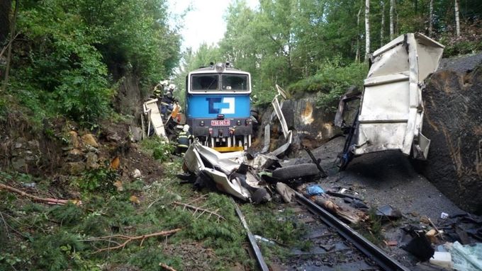 Vlak narazil do kamionu, který na trať spadl z mostu.