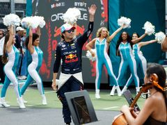 Pilot Red Bullu Sergio Pérez přichází během slavnostního zahájení VC Miami.