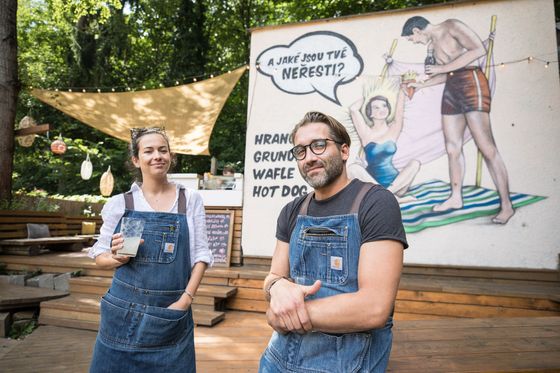Na boku za Panelkou se schovává koutek neřestí pro konzervativnější zákazníky, kteří by snad před vyšší gastronomií dali přednost langošům nebo vaflím.