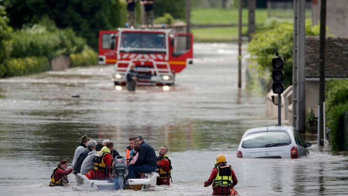 Jih Francie zasáhl přívalový déšť. Záchranáři kvůli záplavám evakuovali více než 1600 lidí