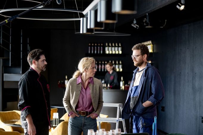 Poslední hodiny před slavnostním otevřením nové restaurace 7 hříchů provází stupňující se nervozita.