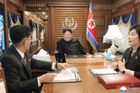Severokorejský vůdce Kim Čong-un (uprostřed) pravděpodobně přijel vlakem z Pchjongjangu do Pekingu v pondělí 1. září 2025.