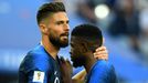 Olivier Giroud a Samuel Umtiti v semifinále MS 2018 Francie - Belgie