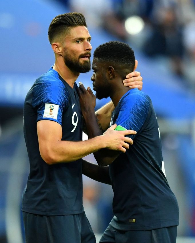 Olivier Giroud a Samuel Umtiti v semifinále MS 2018 Francie - Belgie