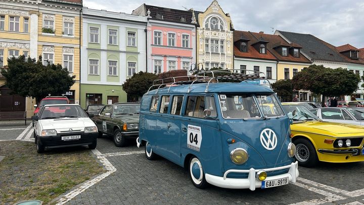 Oslava techniky a krásy v centru města. Díky Speed Festivalu ožívají auta v ulicích