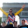Britský cyklista Bradley Wiggins slaví vítězství v Tour de France po její poslední 20. etapě.