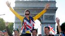 Britský cyklista Bradley Wiggins slaví vítězství v Tour de France po její poslední 20. etapě.