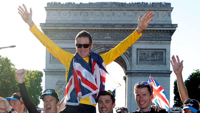 Britský cyklista Bradley Wiggins slaví vítězství v Tour de France po její poslední 20. etapě.