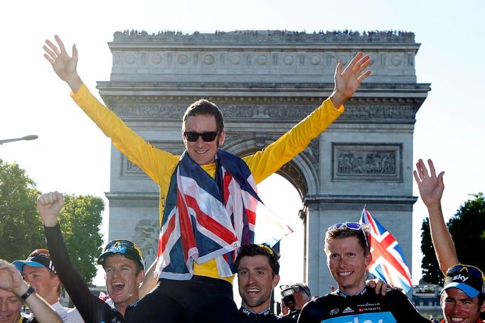 Britský cyklista Bradley Wiggins slaví vítězství v Tour de France po její poslední 20. etapě.