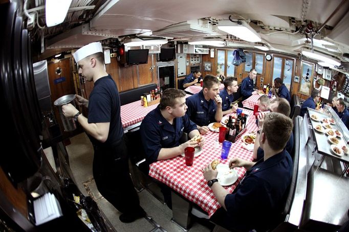 April 24, 2011 - Cape Canaveral, Florida, U.S. - -- Cape Canaveral, Fla. -- US Navy enlisted men eat lunch in the Crew's Mess aboard the USS Annapolis (SSN 760), a S6G nuclear reactor powered fast attack submarine, sailing from Cape Canaveral on Sunday. The USS Annapolis measures 362 ft. in length and 33 ft. at the beam, a diving depth of over 400 ft., 27+ mph, 12 vertical launch missile tubes, 4 torpedo tubes, and a crew of 130 enlisted submariners. The submarine was commissioned April 11, 1992 with its homeport in Groton, Connecticut. USS Annapolis sailed to the 21st Anniversary of Fleet Week at Port Evergl