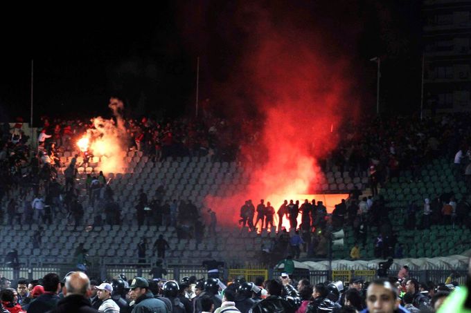 Nepokoje na stadionu v Port Saidu, Egypt, 1. února 2012, po fotbalovém zápase mezi týmy Al-Ahly a Al-Masry. Násilí si vyžádalo 74 mrtvých a stovky zraněných.