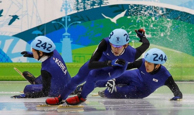 Pád při short tracku na 1500 metrů muži ve dvou krocích: Korejec I Čung-so si jede pro vítězství, jeho krajané I Sung-hun a Sung Si-Bak se kácí k zemi.