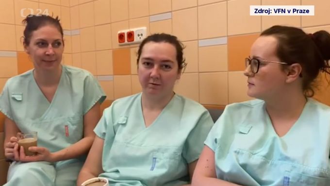 Zdravotní sestry z Všeobecné fakultní nemocnice v Praze popisují, v jakých podmínkách pracují na oddělení s pacienty s nakažlivou nemocí Covid-19.