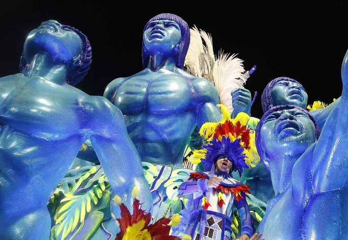 A reveller of Portela samba school participates in the annual Carnival parade in Rio de Janeiro's Sambadrome February 11, 2013. REUTERS/Pilar Olivares (BRAZIL - Tags: SOCIETY TPX IMAGES OF THE DAY) Published: Úno. 11, 2013, 8:31 dop.