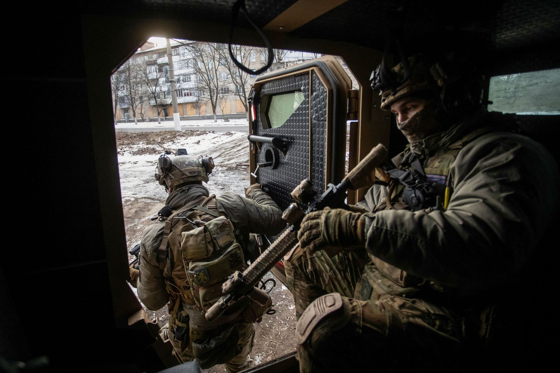Ukrajinští vojáci vystupují z obrněného vozu v Bachmutu. Okolí města postupně dobývají Rusové, ale centrum je stále pod ukrajinskou kontrolou.