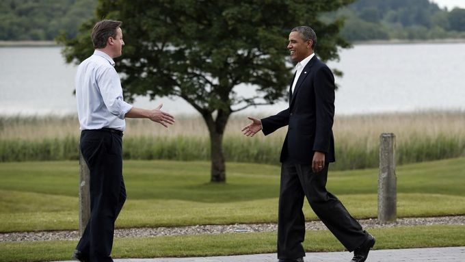 Obama a Cameron se vítají na summitu G8.