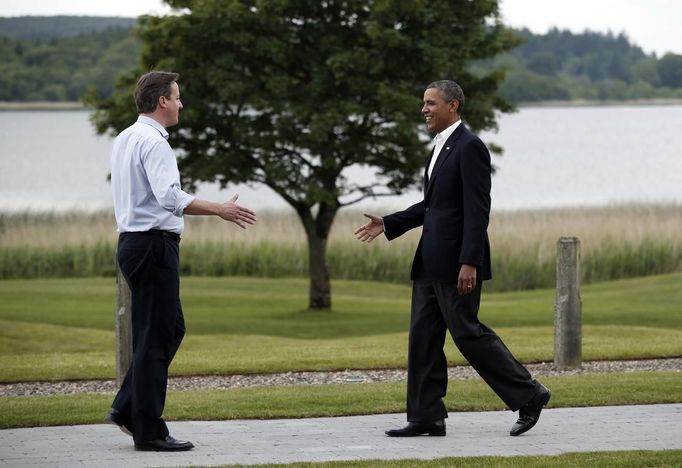 Obama a Cameron se vítají na summitu G8.