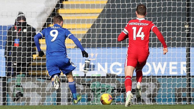 Jamie Vardy (v modrém) dává gól do prázdné brány poté, co se k němu odrazil míč po nepovedeném odkopu brankáře Liverpoolu Alisona