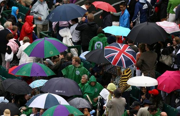 Kdo zná Wimbledon, ten ví. Bez pláštěnky a deštníku se prostě na tenis nejde