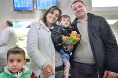 V Praze přistáli křesťanští běženci z Iráku. Uprchli z Mosulu, děti nemohly čtyři roky do školy