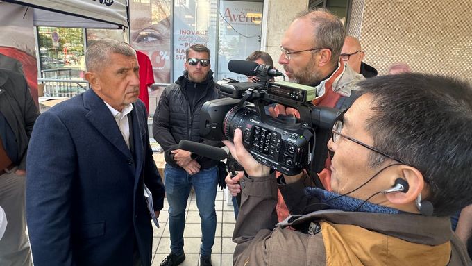 Aktuálně.cz zachytilo chvíle, kdy se japonská televize zeptala Andreje Babiše na to, jak by za jeho vlády vypadala politika k Ukrajině.