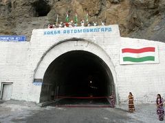 Tunel postavený za 40 milionů dolarů Íránci, měl Tádžikům usnadnit cestování z jižní části hornaté země na sever a obnovit obchodní trasy, které v 90. letech přerušila občanská válka