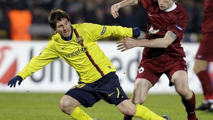 Lionel Messi v souboji s Romanem Šaronovem