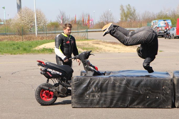 I čelní střet na motocyklu je někdy možné přežít, a tak nácvik pádu neškodí.