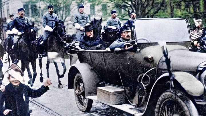 Masaryk, jak jste ho ještě neviděli. Barevné fotky z plesu i poslední jízdy na koni
