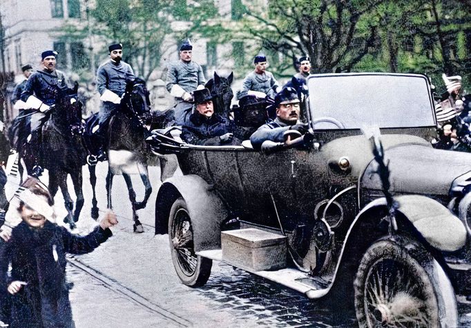 První prezident Československa Tomáš Garrigue MASARYK (TGM) projíždí v otevřeném automobilu Prahou po svém návratu do vlasti 21.12.1918. Kolorováno