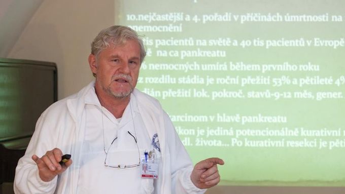 Profesor Zdeněk Krška, přednosta 1. chirurgické kliniky Všeobecné fakultní nemocnice.