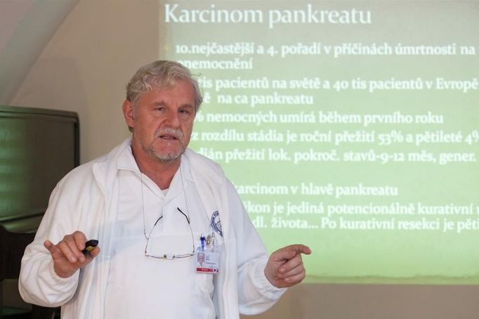 Profesor Zdeněk Krška, přednosta 1. chirurgické kliniky Všeobecné fakultní nemocnice.