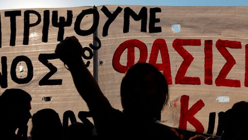 Řekové protestují proti neonacistům ze Zlatého úsvitu.